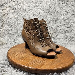 Naya Fennel Luna Womens Size 7.5W Bamboo Heel Taupe Laser Cut Ankle Booties $225